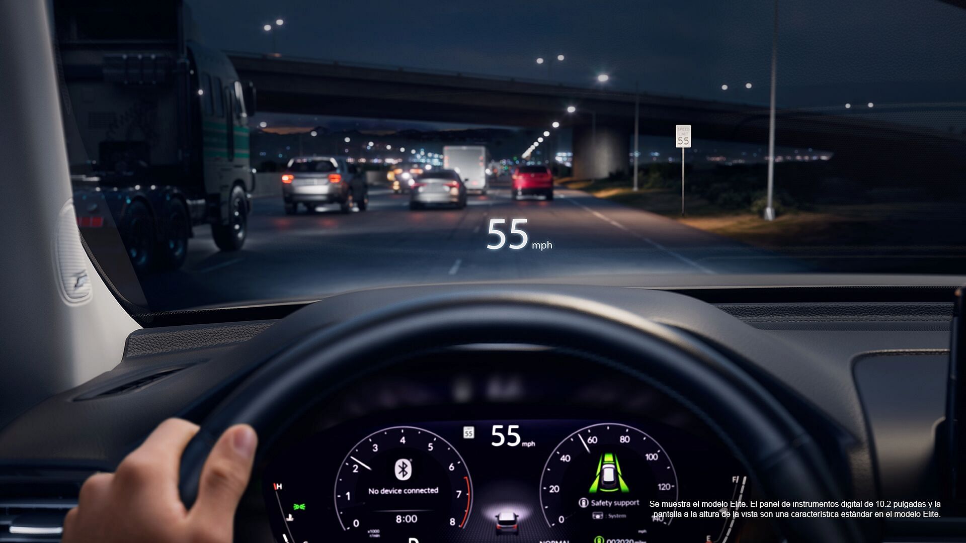 Vista desde la perspectiva de un conductor que circula de noche por la autopista con el cuadro de instrumentos digital y el Head-Up Display encendidos.